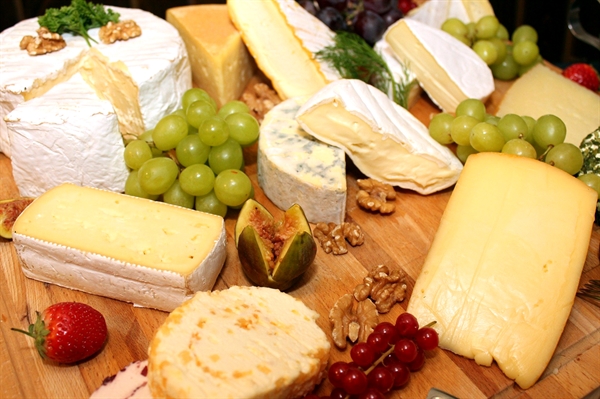 Make a dramatic statement with Virginia cheese gifts