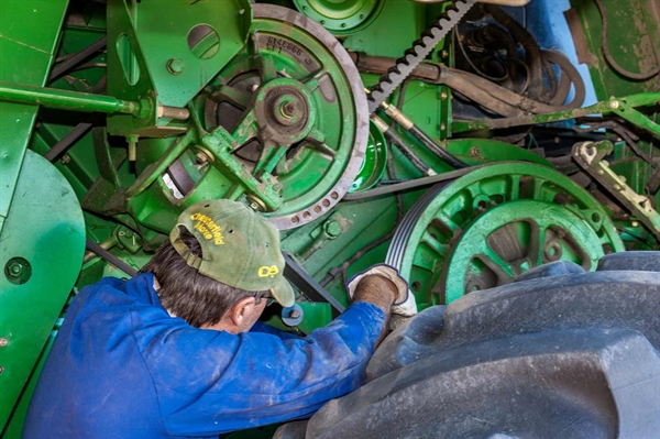 Farm equipment manufacturers offer self-repair tools