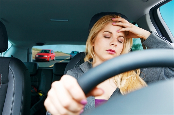 Drowsy driving among distracted driving dangers